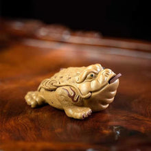 Load image into Gallery viewer, Yixing Purpal Clay Lucky Golden Toad Tea Pet
