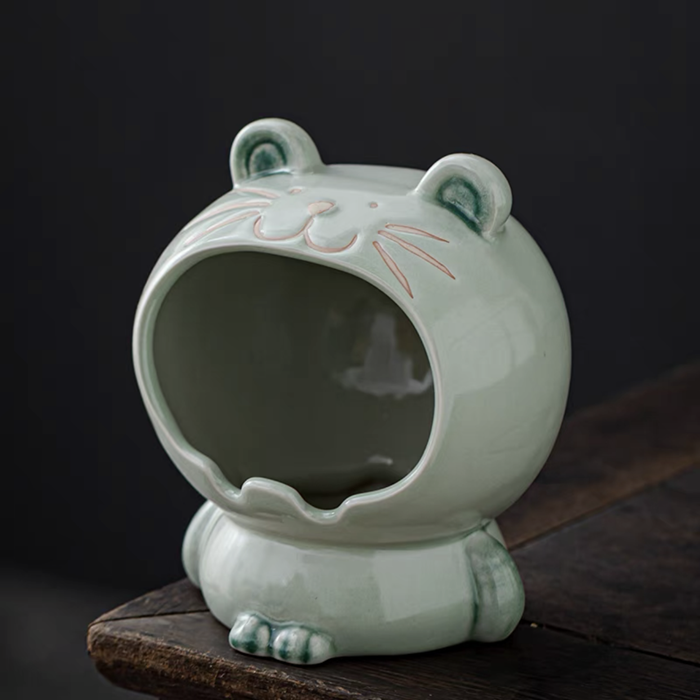 Cute kittens storage rough pottery