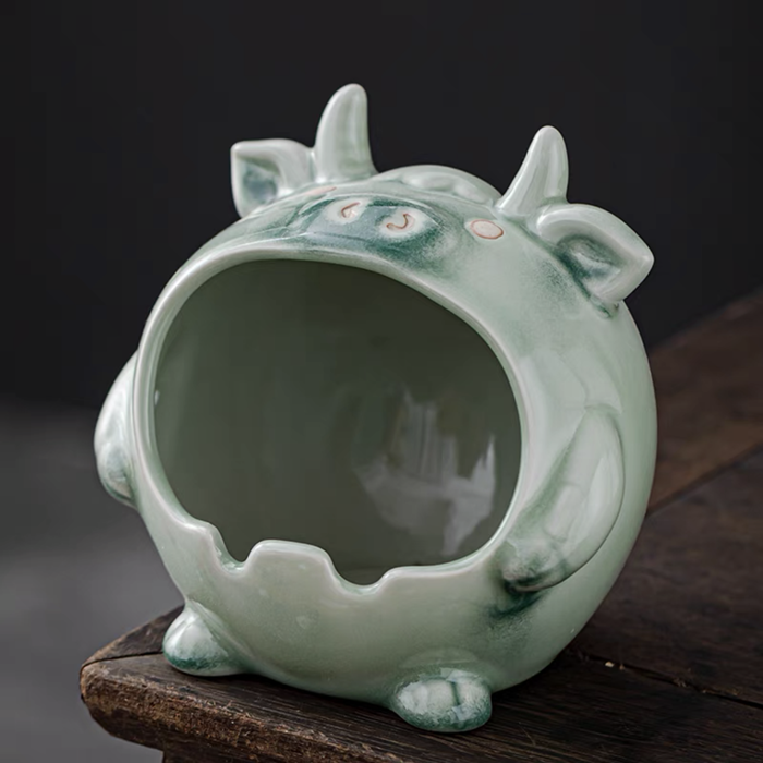 Cute kittens storage rough pottery