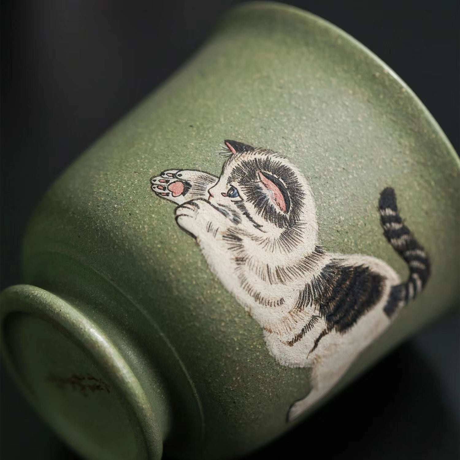 Yixing douqing sand green clay alabaster cat teacup