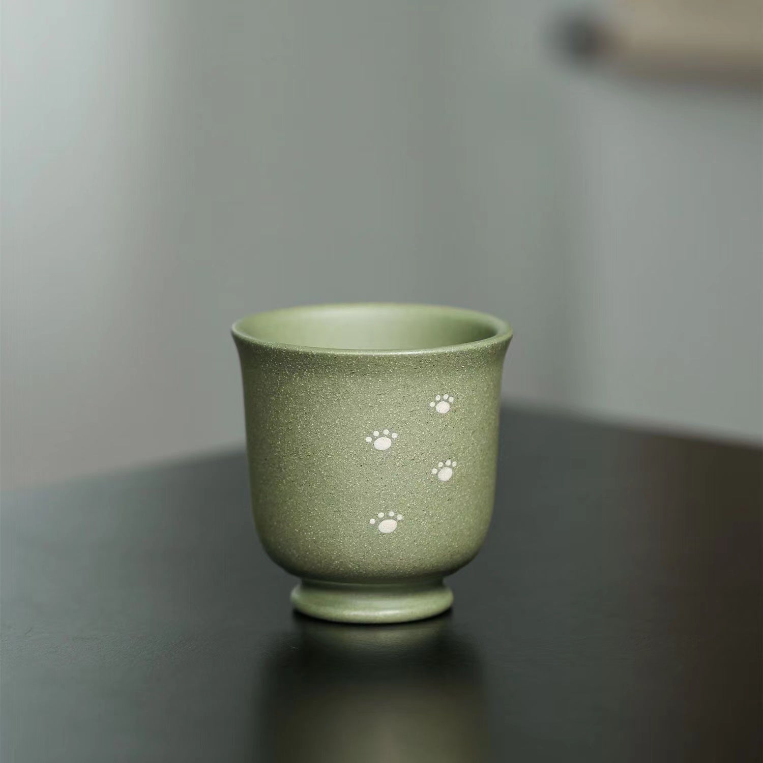 Yixing douqing sand green clay alabaster cat teacup